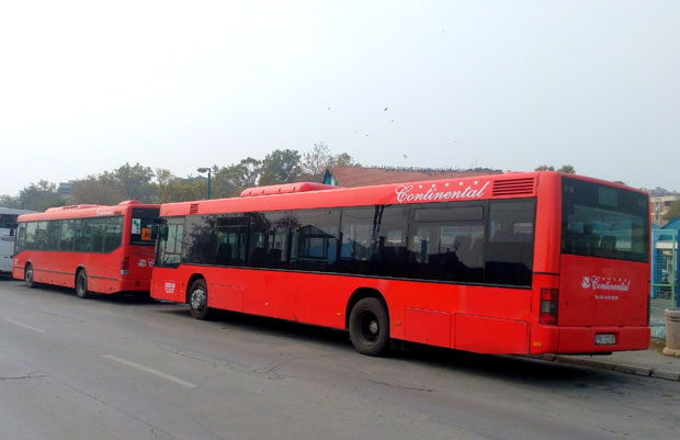 ДЕЦА МОГЛА ДА ПОГИНУ: Аутобусу пуном ђака током вожње отпао точак, неко намерно одврнуо шрафове?!